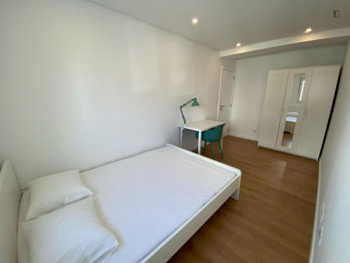 Really cool double bedroom near the Oeiras train station