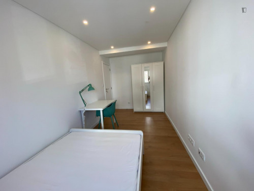 Really cool double bedroom near the Oeiras train station