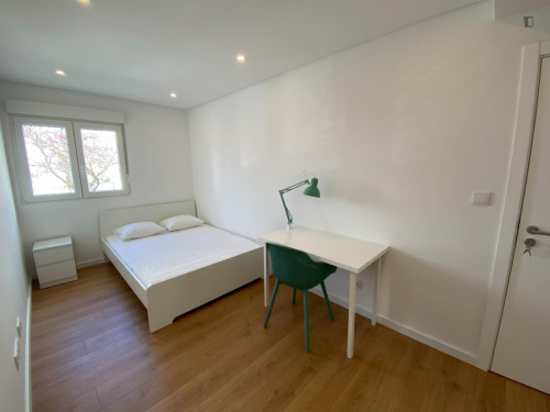 Really cool double bedroom near the Oeiras train station