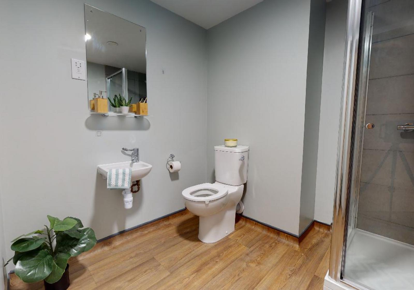 Bronze En-Suite Access - Knight House - Gallery - 5