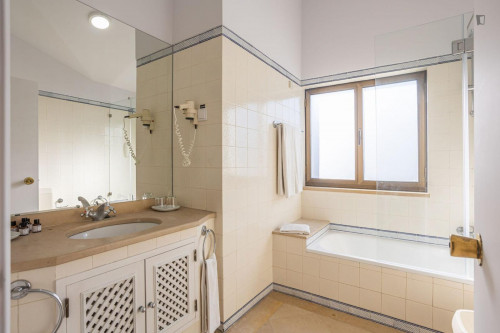 Elegant two-bedroom flat in a hotel with swimming pool and tennis court  - Gallery -  5