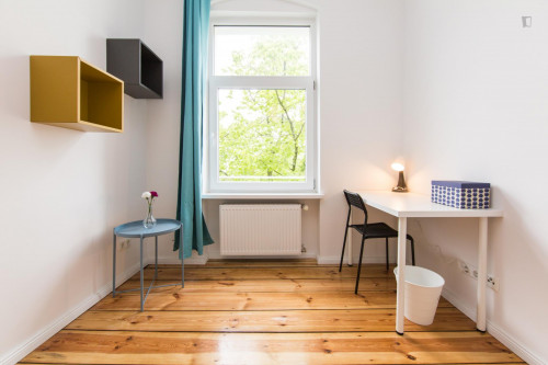 Spacious single bedroom in a 5-bedroom apartment near U Grenzallee (Berlin) metro station