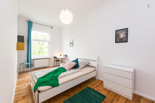 Spacious single bedroom in a 5-bedroom apartment near U Grenzallee (Berlin) metro station