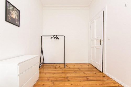 Spacious single bedroom in a 5-bedroom apartment near U Grenzallee (Berlin) metro station