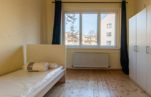 Great room in 2-bedroom apartment in Neukölln