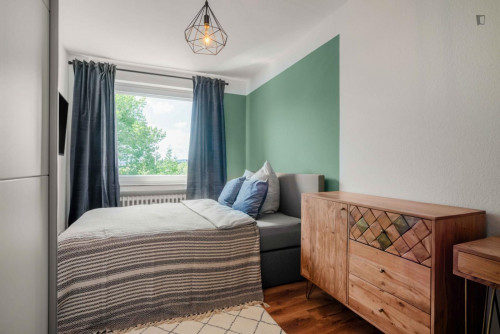 Cosy single bedroom with TV in a 4-bedroom apartment