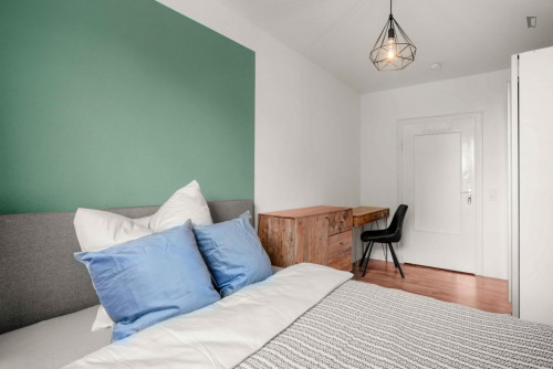 Cosy single bedroom with TV in a 4-bedroom apartment