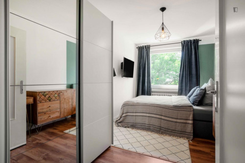 Cosy single bedroom with TV in a 4-bedroom apartment