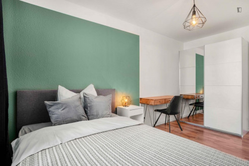 Comfy single bedroom with TV in Düsseldorf