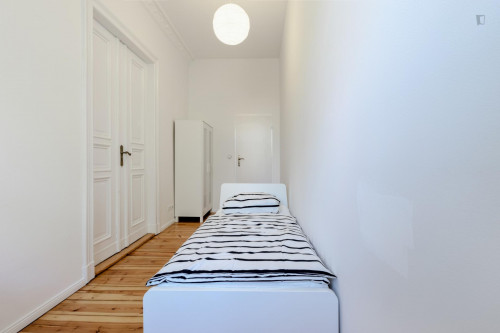 Bright single bedroom in shared apartment near centre