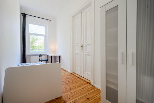 Bright single bedroom in shared apartment near centre
