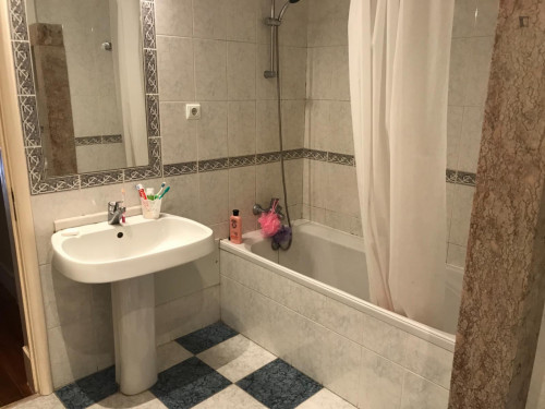 Single blind bedroom n7 in a 8-bedroom apartment - Gallery - 5