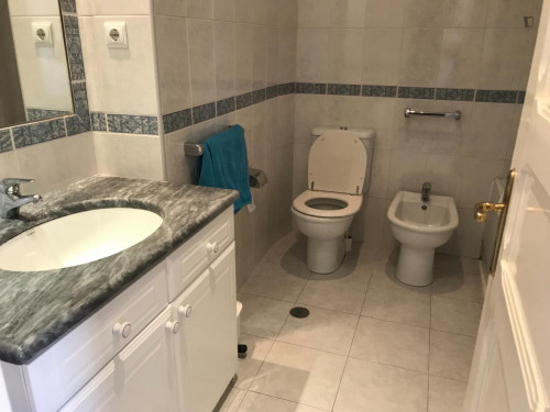 Single blind bedroom n7 in a 8-bedroom apartment
