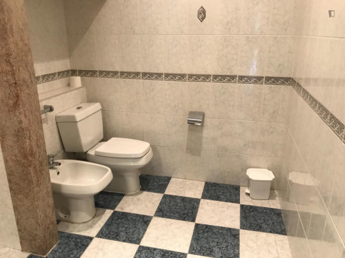 Single blind bedroom n7 in a 8-bedroom apartment - Gallery - 7