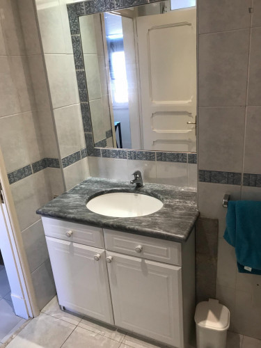 Single blind bedroom n7 in a 8-bedroom apartment