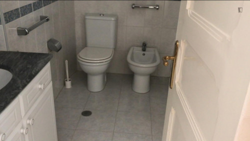 Single blind bedroom n7 in a 8-bedroom apartment