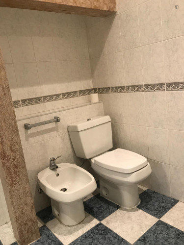 Single blind bedroom n7 in a 8-bedroom apartment - Gallery - 6