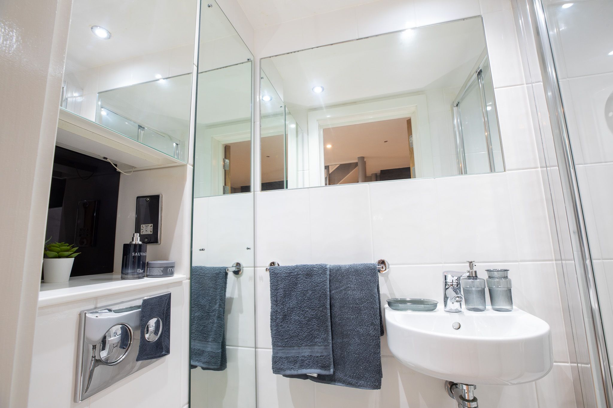  Silver Mezzanine Apartment  -  Plummer House  - Gallery -  6
