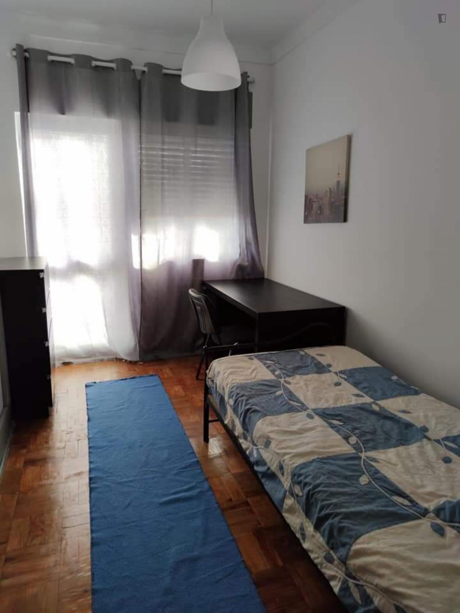 Charming Single Bedroom Not Too Far From Covilhã Train Station - 1