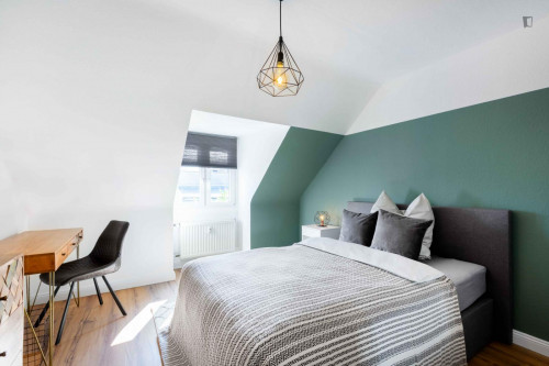 Charming Elegant double bedroom in a 4-bedroom apartment in Pempelfort