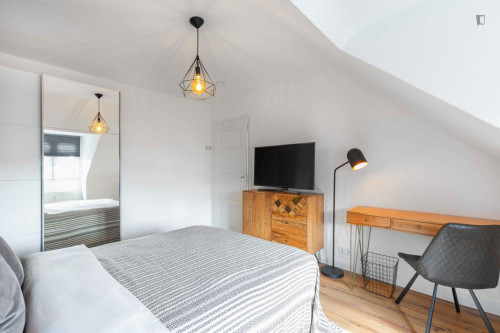 Charming Elegant double bedroom in a 4-bedroom apartment in Pempelfort