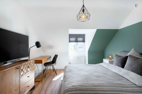 Charming Elegant double bedroom in a 4-bedroom apartment in Pempelfort