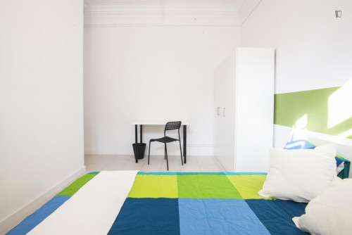 Inviting double bedroom in a large flat in El Fort Pienc