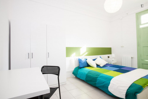 Inviting double bedroom in a large flat in El Fort Pienc