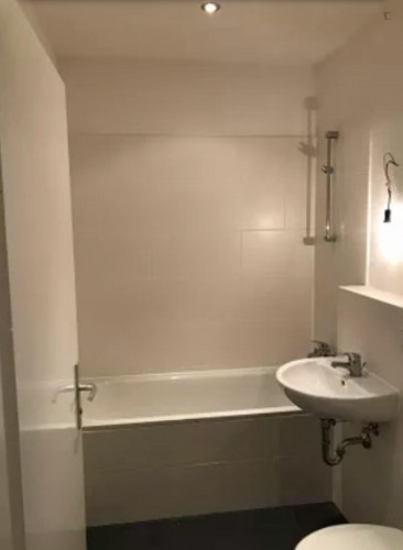 Charming single bedroom in a 3-bedroom apartment near Stellingen train station  - Gallery -  5