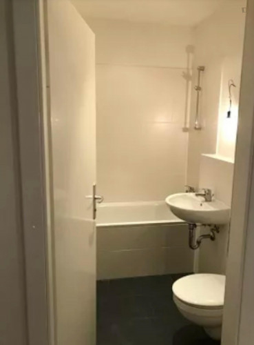 Charming single bedroom in a 3-bedroom apartment near Stellingen train station