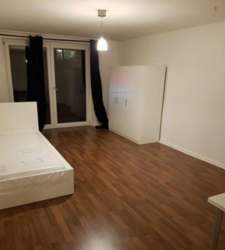Nice single bedroom in a 3-bedroom apartment near U Hagenbecks Tierpark metro station