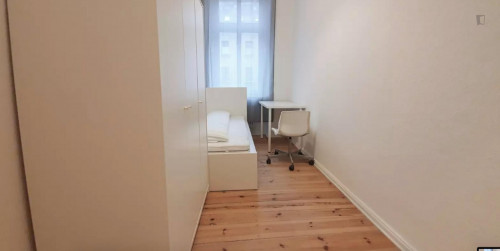Charming single bedroom in a 4-bedroom apartment near Reuterplatz park