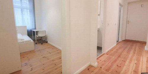 Charming single bedroom in a 4-bedroom apartment near Reuterplatz park
