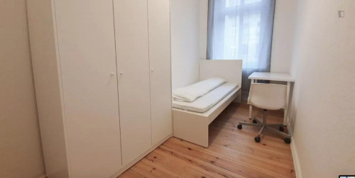 Charming single bedroom in a 4-bedroom apartment near Reuterplatz park