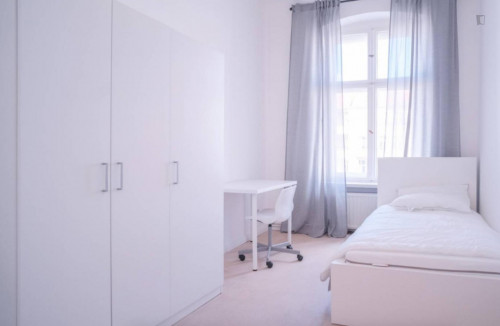Great room in 5-bedroom apartment