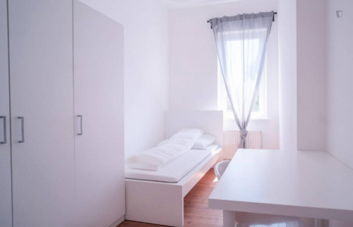Bright single bedroom in 3-bedroom apartment
