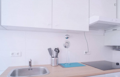 Bright single bedroom in 3-bedroom apartment - Gallery - 6