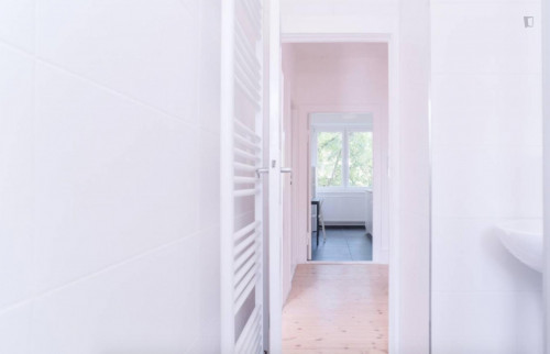 Bright single bedroom in 3-bedroom apartment - Gallery - 13