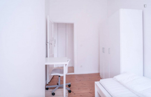 Bright single bedroom in 3-bedroom apartment - Gallery - 5