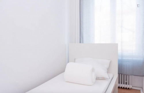 Bright single bedroom in 3-bedroom apartment