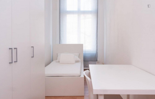 Bright single bedroom in 3-bedroom apartment