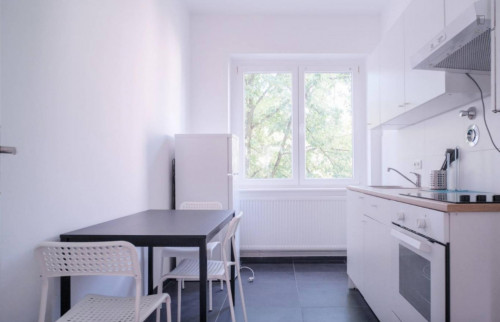 Bright single bedroom in 3-bedroom apartment - Gallery - 8