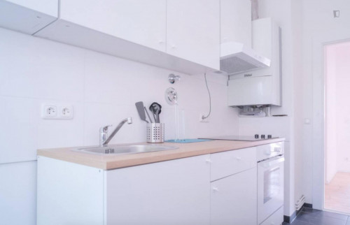 Bright single bedroom in 3-bedroom apartment - Gallery - 7