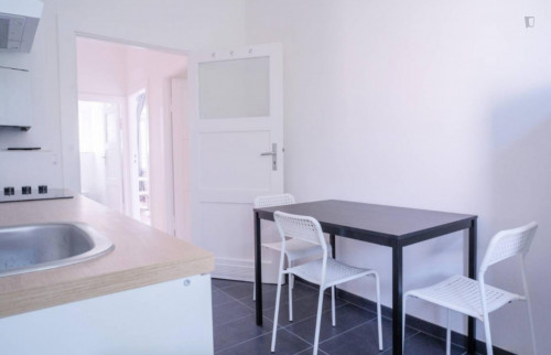 Bright single bedroom in 3-bedroom apartment - Gallery - 9