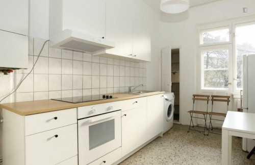 Harmonious room with enclosed balcony in 2-bedroom apartment in Neukölln - Gallery - 11