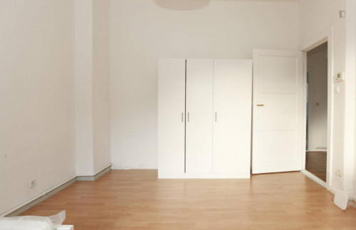 Harmonious room with enclosed balcony in 2-bedroom apartment in Neukölln - Gallery - 6