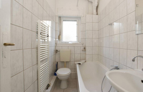 Harmonious room with enclosed balcony in 2-bedroom apartment in Neukölln - Gallery - 13