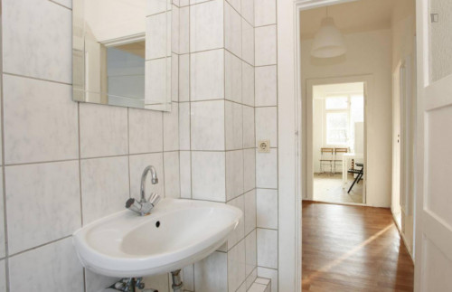 Harmonious room with enclosed balcony in 2-bedroom apartment in Neukölln - Gallery - 12