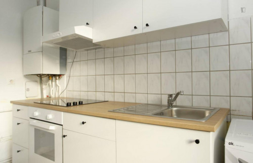 Harmonious room with enclosed balcony in 2-bedroom apartment in Neukölln - Gallery - 9