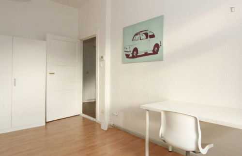 Harmonious room with enclosed balcony in 2-bedroom apartment in Neukölln - Gallery - 7